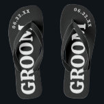 Tongs Flèches Mariages personnalisées en noir et blanc<br><div class="desc">Ces tongs sont parfaits pour le prochain Groom ! Customisez avec votre date de mariage.</div>