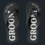 Tongs Flèches Mariages personnalisées en noir et blanc<br><div class="desc">Ces tongs sont parfaits pour le prochain Groom ! Customisez avec votre date de mariage.</div>
