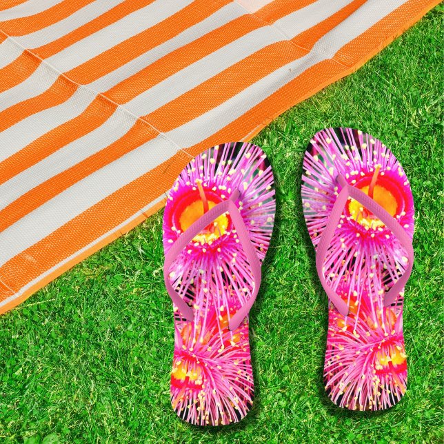 Tongs Fleur de noix de Boho brillante (Bright pink, yellow and orange Australian native gumnut flower flip flops.)