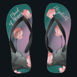 Tongs Fleurs Lotus Retro Mariage Personnalisé<br><div class="desc">Ces tongs classiques mais tendance présentent une motif esthétique rétro de fleurs de lotus rose peignant sur un arrière - plan gris turquoise foncé à rose dégradé. Les magnifiques tongs sont un cadeau personnalisé et mémorable pour les membres de la fête de mariage : mariée, demoiselles d'honneur, mère de la...</div>