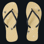 Tongs Flip Flops<br><div class="desc">Abeille-Toi ! Je veux dire, couvrez-vous en abeilles de la tête aux pieds. Pourquoi pas ? Il n'y a aucune bonne raison de ne pas le faire. Un motif de ruche jaune chaleureux et des abeilles tout à fait délicieuses sera une excellente façon de commencer. Vous aurez l'air si doux...</div>