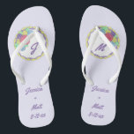 Tongs Flip Flops de la fête de la mariée de gâteau Maria<br><div class="desc">Les tongs présentent une illustration originale d'un gâteau mariage surmonté de roses glacés de couleur pastel. Il vous suffit de personnaliser avec votre nom et les informations de date pour un cadeau unique de mariage ou de femme de ménage!</div>