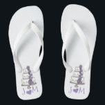 Tongs Flip Flops de la fête de la mariée Mariage personn<br><div class="desc">Les tongs présentent une illustration originale d'un gâteau mariage à plusieurs niveaux avec gel et fleurs violettes. Personnalisez simplement vos initiales !</div>