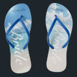 Tongs Flip Flops de la scène de mariage de la plage de D<br><div class="desc">Idéal pour un mariage ou une lune de miel. Il y a une scène de plage calme avec l'océan et le ciel bleu. Au centre se trouve le mot "mariée" dans un script blanc. Personnalisez avec votre nom. Découvrez les nombreux autres dessins de mariées que nous avons dans notre magasin....</div>
