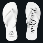Tongs Flip Flops de mariée de plage<br><div class="desc">Coutume marié et marié plage tongs de mariage sur noir et blanc. Personnalisez-le avec vos noms et la date du mariage ou customisez-le davantage si vous souhaitez modifier les couleurs ou ajuster la disposition.</div>