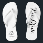Tongs Flip Flops de mariée de plage<br><div class="desc">Coutume marié et marié plage tongs de mariage sur noir et blanc. Personnalisez-le avec vos noms et la date du mariage ou customisez-le davantage si vous souhaitez modifier les couleurs ou ajuster la disposition.</div>