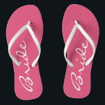 Tongs Flip Flops de mariée rose<br><div class="desc">Ces adorables tongs de mariée sont parfaits pour la nouvelle mariée. Le mot "Mariée" apparaît en blanc au centre des tongs roses ! Copyright Kathy Henis</div>