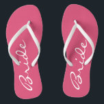 Tongs Flip Flops de mariée rose<br><div class="desc">Ces adorables tongs de mariée sont parfaits pour la nouvelle mariée. Le mot "Mariée" apparaît en blanc au centre des tongs roses ! Copyright Kathy Henis</div>