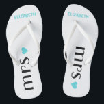 Tongs Flops de Mme Flip Flops bleu | Mariage de mariées<br><div class="desc">Un joli ajout à votre plage de destination ou mariage au bord de la piscine! Dansez la nuit dans ces tongs confortables. Tongs blancs avec le mot "Mrs", un coeur bleu aqua et le nom des mariées personnalisé. Pour voir les tongs du marié assortis - S'il vous plaît visitez mon...</div>
