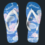 Tongs Floral Nénuphar Bleu Blanc Mariage Bridesmaid Fli<br><div class="desc">Cette magnifique paire de tongs, avec un nénuphar floral parsemé d'étoiles scintillantes sur l'arrière - plan bleu aux ondulations d'eau, est un cadeau mémorable pour les membres de la fête de mariage : mariée, demoiselle d'honneur, mère de la mariée, femme d'honneur... Ils ajouteront une dose élégante de glamour à votre...</div>