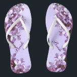 Tongs Flore Lilac Fleurs Mariages Flip Flops<br><div class="desc">Les Lilacs sont le thème de ces élégantes tongs mariages de Bride à fleurs rose et mauve sur un arrière - plan violet. Le texte peut être customisé pour votre occasion spéciale.</div>