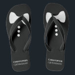 Tongs Fun White Bow Cravate sur Black Cute Groomsman Mar<br><div class="desc">Ces tongs sont fantaisistes et amusants,  et une excellente façon de remercier les groomsmen de votre mariage. Ils présentent un design de tuxedo mignon avec une cravate arc blanche et des boutons en haut et son nom et titre en bas.</div>