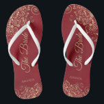 Tongs Gold Frills Crimson Red Elegant Le Mariage de mari<br><div class="desc">Dansez la nuit avec ces belles tongs mariages. Conçues pour la mariée, elles présentent un design simple mais élégant avec des écritures de couleur or sur un arrière - plan rouge pourpre et des boucles et tourbillons en dentelle dorée fantaisie. Belle façon de rester chic et approprié tout en donnant...</div>