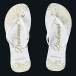 Tongs Gold Lace Frills Élégant Mariage de femme de chamb<br><div class="desc">Ces tongs de mariage élégants sont une excellente façon de remercier et de reconnaître vos demoiselles d'honneur, tout en donnant à leurs pieds un repos après une longue journée. La belle conception présente un design élégant avec des garnitures en dentelle dorée sur un arrière - plan blanc et des lettres...</div>