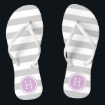Tongs Gris et pourpre Rayures de preppy Monogramme<br><div class="desc">Sandales à tongs imprimées sur mesure avec un motif à rayures nautiques préppy et votre monogramme ou autre texte personnalisé dans un cadre circulaire. Cliquez sur Customiser pour modifier les polices de texte et les couleurs ou ajouter vos propres images pour créer un design unique et unique !</div>