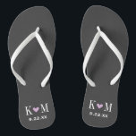 Tongs Gris et violet Mariage moderne Monogramme<br><div class="desc">Des sandales à tongs personnalisées personnalisées avec un coeur mignon et vos initiales monogrammes et date mariage. Cliquez sur Customiser pour modifier les polices de texte et les couleurs ou ajouter vos propres images pour créer un design unique et unique !</div>