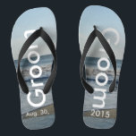 Tongs Groom Ocean Waves Beach Sand<br><div class="desc">Joli Ciel Bleu avec des nuages Blancs clairs, Mer Bleue, Vagues d'Océan et Sable de Plage. Unisex Flip Flops avec Groom et Date de Mariage écrit dans un texte en couleur blanche. PERSONNALISER avec votre DATE Mariage (ou supprimer du texte). La date du mariage est écrite dans le sable. Montré...</div>