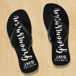 Tongs Groomsman Mariage personnalisé Favoriser Monogramm<br><div class="desc">Votre marié adorera ce mariage personnalisé merci cadeau/faveur avec une police de script moderne. Ajoutez son nom ou son monogramme et une autre ligne de texte (date, emplacement du mariage, etc.) Modifiez facilement la couleur arrière - plan pour correspondre à vos couleurs mariages - cliquez simplement sur "customisez-la" et choisissez...</div>