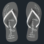 Tongs Honeymooning<br><div class="desc">Moderne, la calligraphie de manuscrit marquée avec des lettres par main pour faire chacun savoir ceci n'est pas simplement des vacances. C'est votre lune de miel. Une partie d'une collection.</div>