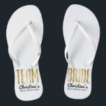 Tongs Jeune mariée chic d'équipe d'or de Faux épousant<br><div class="desc">Le faux élégant, chic, et moderne a imprimé le contour d'or, bascules électroniques de souvenir de jeune mariée d'équipe. Cette conception classique et sophistiquée est parfaite pour la demoiselle d'honneur ou la domestique de l'honneur chique, à la mode, et élégante. Portez-les à la partie de bachelorette ou à n'importe quel...</div>