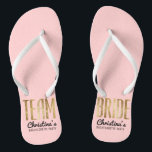 Tongs Jeune mariée chic d'équipe d'or de Faux épousant<br><div class="desc">Le faux élégant, chic, et moderne a imprimé le rose de quartz rose d'ensemble d'or, bascules électroniques de souvenir de jeune mariée d'équipe. Cette conception classique et sophistiquée est parfaite pour la demoiselle d'honneur ou la domestique de l'honneur chique, à la mode, et élégante. Portez-les à la partie de bachelorette...</div>