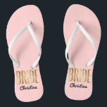 Tongs Jeune mariée chic d'or de Faux épousant<br><div class="desc">Rose élégant, chic, et moderne de quartz rose d'ensemble d'or d'impression de faux, bascules électroniques de souvenir de jeune mariée. Cette conception classique et sophistiquée est parfaite pour la jeune mariée chique, à la mode, et élégante. Portez-les à votre partie de bachelorette ou à n'importe quel événement de pré-mariage. Toute...</div>