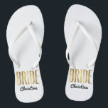 Tongs Jeune mariée chic d'or de Faux épousant<br><div class="desc">Contour élégant, chic, et moderne d'or d'impression de faux, bascules électroniques de souvenir de jeune mariée. Cette conception classique et sophistiquée est parfaite pour la jeune mariée chique, à la mode, et élégante. Portez-les à votre partie de bachelorette ou à n'importe quel événement de pré-mariage. Toute la conception d'impression de...</div>