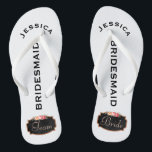 Tongs Jeune mariée d'équipe du mariage de plage de<br><div class="desc">Conception florale en bas customisée et romantique de tableau de Faux de sandales de bascule électronique de mariage de plage avec les bords roses populaires de regard de parties scintillantes d'or et la guirlande florale de style de rose vintage de rose. Lit l'équipe, puis jeune mariée, sur l'autre sandale dans...</div>