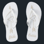 Tongs Jeunes mariées de coeur de flèche épousant des<br><div class="desc">Bascules électroniques de la jeune mariée blanche avec des graphiques des parties scintillantes de champagne regardant le contour de coeur,  avec une flèche passant par elle.  Le texte bronzage de coutume est entièrement personnalisable pour adapter à vos besoins.</div>
