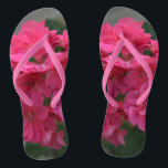 Tongs Joli rose rose Geranium<br><div class="desc">Joli Rose Geranium La nature rose florale des femmes Flip Flops. Parfait pour tous ceux qui aiment les fleurs et la nature. Montré avec des bretelles minces roses et un pied blanc. Bel cadeau pour la fête de mariage pour les mariages de destination de plage, ou pour le plaisir d'été...</div>