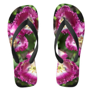 Tongs Jolis tulipes violets dans le jardin 