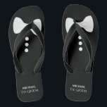 Tongs La Groom. Mariage de Cravate et boutons blancs amu<br><div class="desc">Ces mignonnes tongs sont parfaites pour le marié quand il est prêt à lancer ses chaussures et sa fête. Ils présentent un design de tuxedo mignon avec une cravate arc blanche et des boutons en haut et son nom et titre en bas.</div>