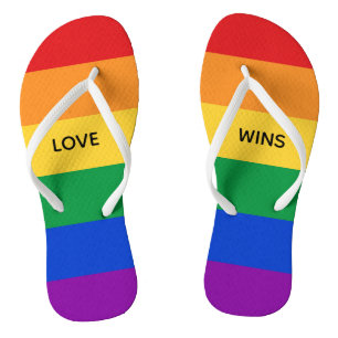 Tongs L'amour gagne Rainbow LGBTQ drapeau Couleurs Texte