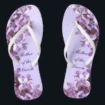 Tongs Le lilas floral fleurit la mère de mariage du<br><div class="desc">Les lilas sont le thème des ces mère florale élégante des bascules électroniques de mariage de marié avec les fleurs lilas roses et mauve sur un arrière - plan pourpre.  Le texte peut être customisé pour votre occasion spéciale.</div>