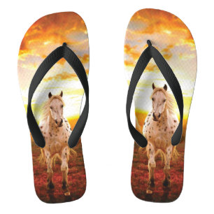 Tongs Les chevaux au coucher du soleil lancent l'oreille