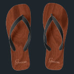Tongs Lune de miel en bois rustique de plage de regard<br><div class="desc">Les bascules électroniques en bois rustiques de sandales de lanière de marié de regard parfaites pour des mariages de plage lit le marié dans le lettrage élégant et en pastel au fond. Arrière - plan d'acajou élégant et riche de regard de motif de fibre de bois. Note : Le bois...</div>