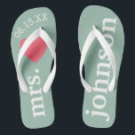 Tongs M. et Mme Honeymoon Heart - rose Turquoise<br><div class="desc">Un design parfait pour un mariage à la plage ou pour une lune de miel. Remplacez la Mme par M. pour faire une paire de coordination. Texte personnalisé avec arrière - plan rose solide.</div>
