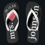 Tongs M. et Mme Mariage Lune de miel Coeur Texte<br><div class="desc">Un design parfait pour un mariage à la plage ou pour une lune de miel. Remplacez la Mme par M. pour faire une paire de coordination.</div>