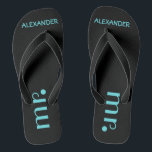 Tongs M. Flip Flops | Mariage des chambres<br><div class="desc">Un complément amusant à votre plage de destination ou mariage au bord de la piscine! Flip Flops pour hommes noirs avec le mot "Mr" avec le nom de marié personnalisé. Cliquez sur "Customiser" pour modifier la couleur de la police ou de la police pour qu'elle corresponde aux couleurs de votre...</div>