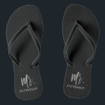 Tongs M. Nom Flip Flops avec Silver Foil<br><div class="desc">M. Nom Flip Flops avec la typographie à huile d'argent. Les tongs peuvent être jumelés avec Mme Gold Flip Flops.</div>