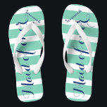 Tongs Maid d'honneur de la Marine et de la Monnaie<br><div class="desc">Motif Bleu et Bleu de marine - Changez dans N'importe quelle couleur en cliquant sur personnaliser. Et dis tout ce que tu veux. Faites-en un de ces flip flops qui ont VOTRE message sur eux. Parlez de la plage !</div>