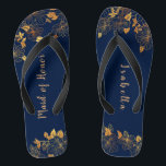 Tongs Maid of Honor Gold Foliage Marine Blue<br><div class="desc">Ces magnifiques feuillages dorés marine de tongs d'honneur ont un arrière - plan bleu foncé qui est orné d'un motif de verdure fleurie dorée complexe et personnalisable typographie moderne. La combinaison de la riche marine et de l'or chatoyant crée une esthétique élégante et luxueuse. C'est un beau cadeau pour votre...</div>