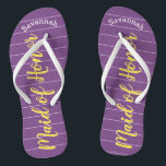 Tongs Maid of Honor Yellow et Purple<br><div class="desc">Golden Yellow White Stripes Motif - Changez à n'importe quelle couleur en cliquant sur personnaliser. Et dis tout ce que tu veux. Faites-en un de ces flip flops qui ont VOTRE message sur eux. Parlez de la plage ! Personnalisé avec votre nom ou quelque chose et titre ou votre texte...</div>