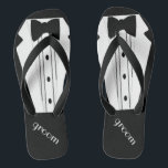 Tongs Mariage de plage de mariés des bascules<br><div class="desc">Le contact parfait à votre plage de destination ou mariage de poolside. Bascules électroniques noires avec une image formelle noire et blanche de smoking et de cravate d'arc. Votre marié se mariera dans le style avec ces "sandales de bascule de smoking" à la mode ajoutent un style assorti de robe...</div>