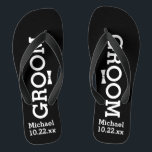 Tongs Mariage Groom personnalisé - Choisissez votre coul<br><div class="desc">Célébrez votre fête de mariage dans le confort avec ces tongs personnalisées. Customisez avec le nom du marié et la date du mariage. L'arrière - plan est noir, mais vous pouvez changer la couleur en cliquant sur Customiser. En raison du texte blanc, vous devrez choisir un arrière - plan de...</div>