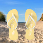 Tongs Mariage Maid of Honor Beurre tendance Jaune<br><div class="desc">Offrez à vos serveuses d'accueil mariages ces tongs élégantes Maid of Honor qui sont une couleur jaune beurre tendance avec un script blanc et stylisé pour compléter votre schéma de couleurs mariage similaire. Sélectionnez la taille du pied avec d'autres options. Vous pouvez customiser vos tongs pour changer de couleur à...</div>