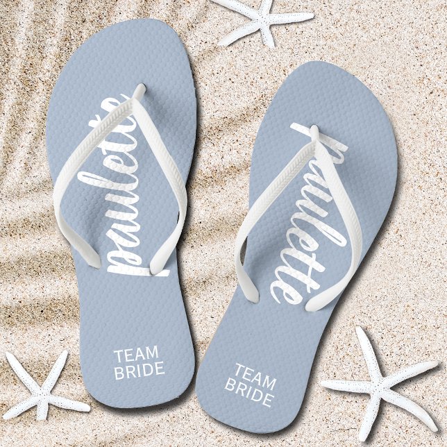 Tongs Mariée d'équipe personnalisée en bleu foncé (Dusty Blue Personalized Team Bride Flip Flops)