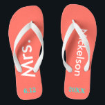Tongs Mariée Mme Coral<br><div class="desc">Arrière - plan de corail clair avec Mme et Nom écrit en blanc et date du mariage en bleu turquoise. Jolie destination de plage ou tongs lune de miel pour la nouvelle mariée. Design original par TamiraZDesigns.</div>