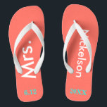 Tongs Mariée Mme Coral<br><div class="desc">Arrière - plan de corail clair avec Mme et Nom écrit en blanc et date du mariage en bleu turquoise. Jolie destination de plage ou tongs lune de miel pour la nouvelle mariée. Design original par TamiraZDesigns.</div>