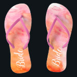 Tongs Mariée Rose et Orange Aquarelle<br><div class="desc">Cette paire de tongs de mariage présente un fond peint aquarelle rose et orange moderne. Le mot "mariée" apparaît en calligraphie blanche à gauche et à droite.</div>